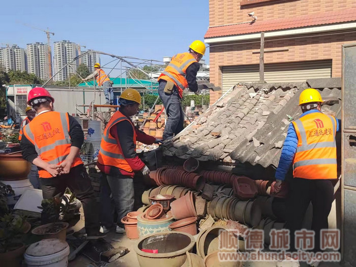 施工人員正拆除違章建筑，并將雜物堆放整齊.jpg