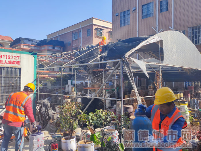 陳村對佛陳路輔道弼教段、河涌旁的違法建構筑物開展拆除行動。.jpg