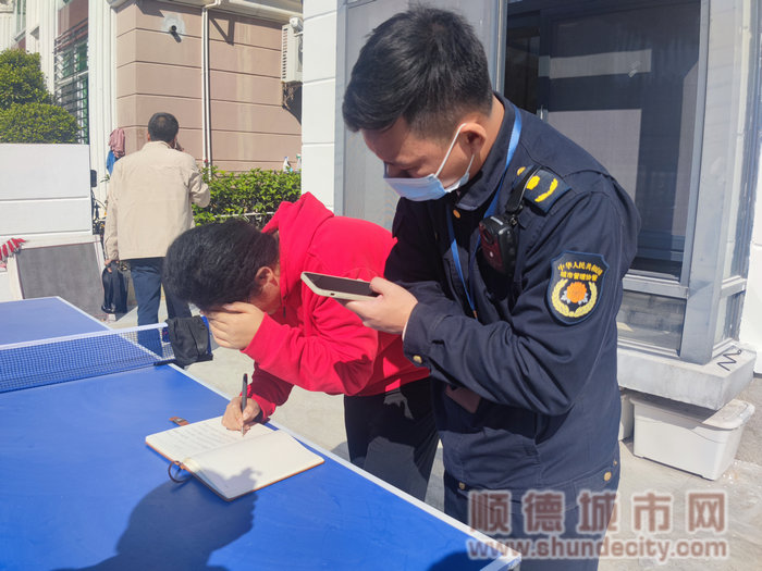 經過執法人員的耐心勸導，屋主承諾將自行整改拆除.jpg