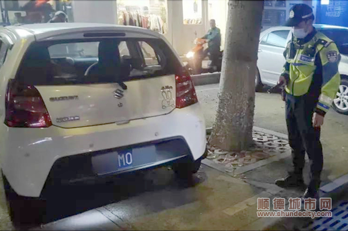車牌號中間的“0”與左右兩邊的字母及數字不相襯.jpg