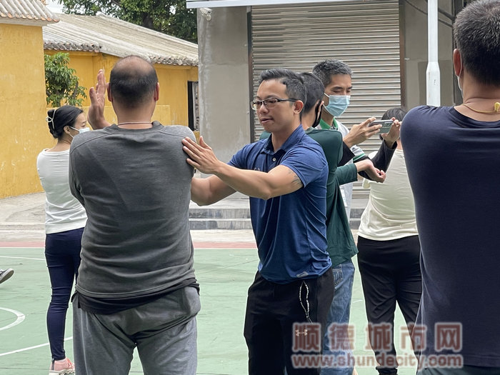 示范點健身教練在為殘疾人朋友們進行指導.jpg