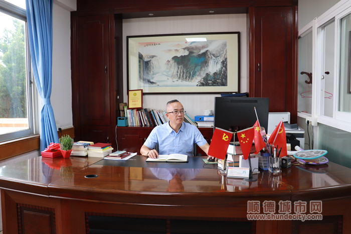 圖1：從教35年，劉中良一直在釋放他的教育情懷……_副本.jpg