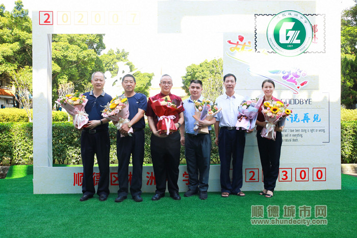 圖2：劉中良來到桂洲中學(xué)，始終和學(xué)校師生、家長戰(zhàn)斗在一起。_副本.jpg