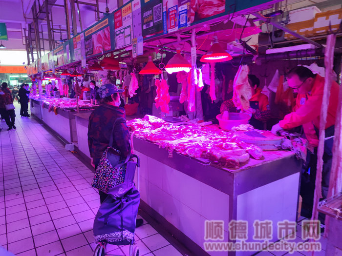 隨著氣溫降低，越來越多的人選擇“屯肉”.jpg