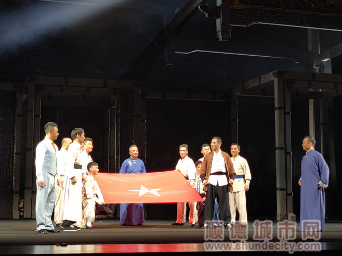 吳勤在洗禮下成為共產(chǎn)黨員.jpg
