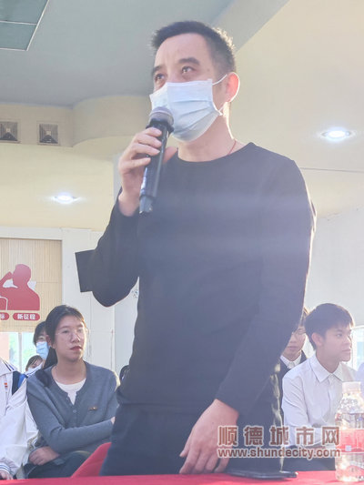 家長代表黃南尉告誡同學們要好好讀書，在合適的時間做合適的事情.jpg