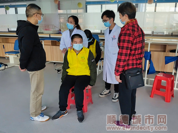 簽約結束后，殘友們在二樓康復中心體驗專業康復治療.jpg