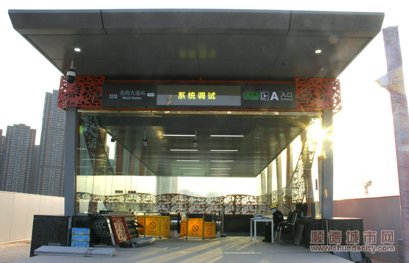 000美的大道站A入口，電梯正在調試。.JPG