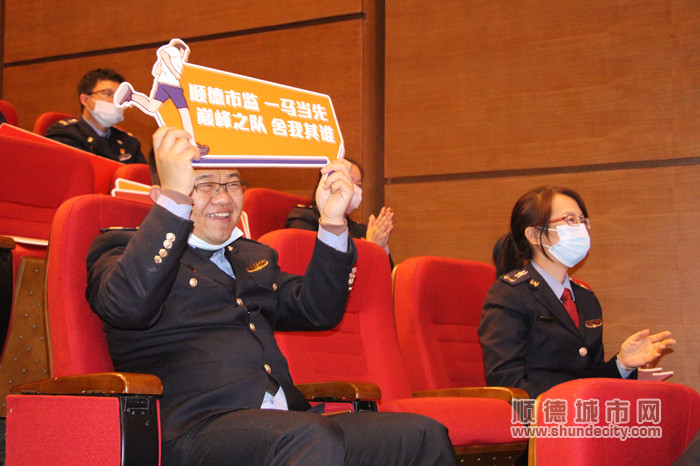 場(chǎng)下啦啦隊(duì)為隊(duì)員加油_副本.jpg