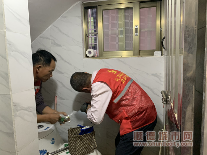 黨群先鋒入戶為90歲的長者聯叔在衛生間安裝扶手_副本.jpg