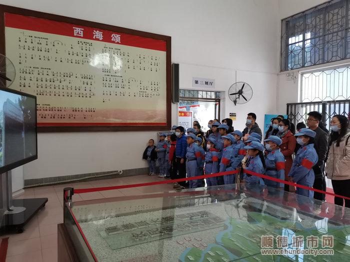 學(xué)生和家長們順德抗日戰(zhàn)爭文物陳列館內(nèi)觀看《西海大捷》.jpg