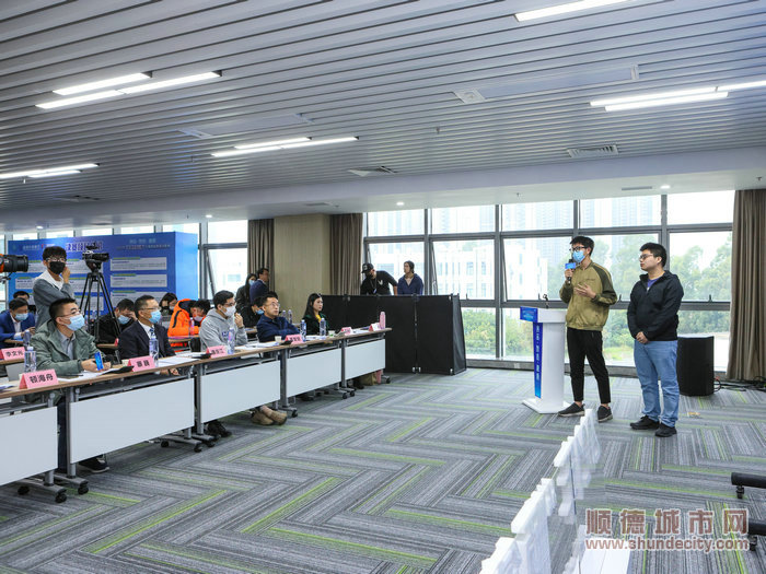 創業項目在臺上路演。.JPG