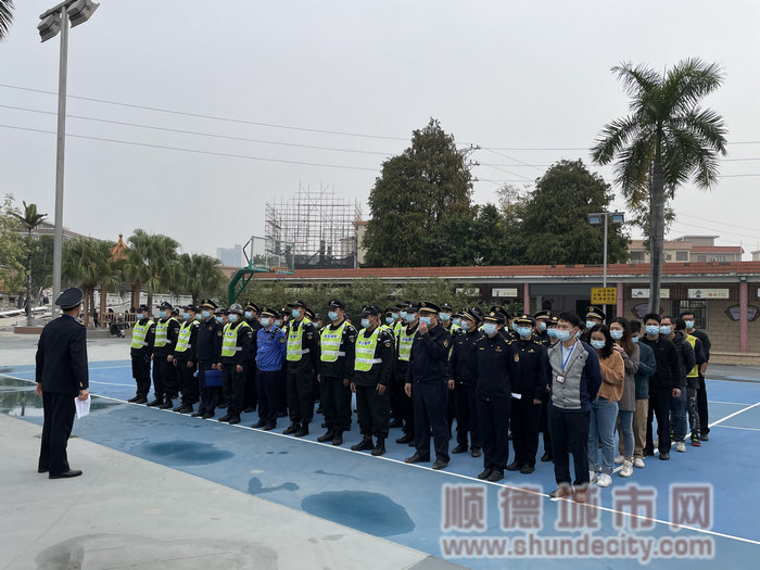 16日上午，大良街道綜合執法辦以及其他部門共計100人的清拆隊伍對大門違章建筑物進行拆除工作.jpg