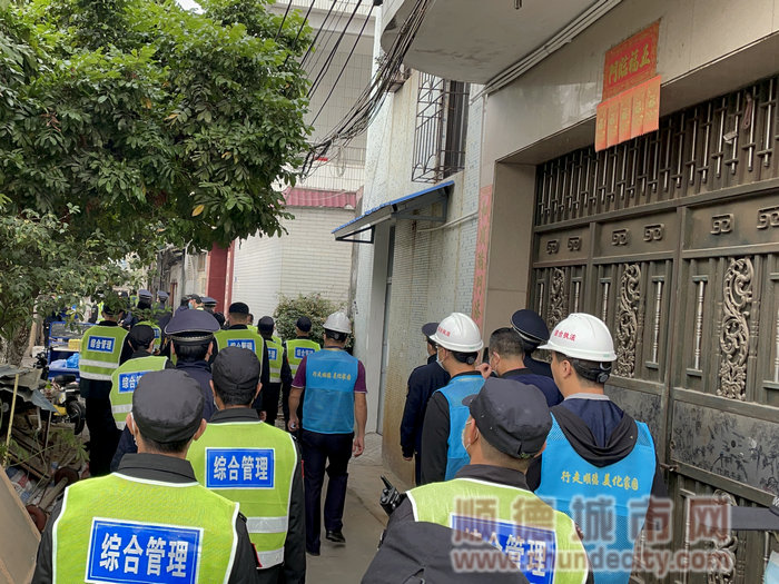 大門清拆人員對大門周邊違建進行摸排，經過長期的檢查，確定了大門田心震塘地塊和田心古橋對面地塊屬于違建.jpg