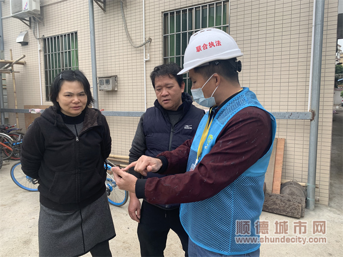 與周邊村民宣傳清岸行動.jpg