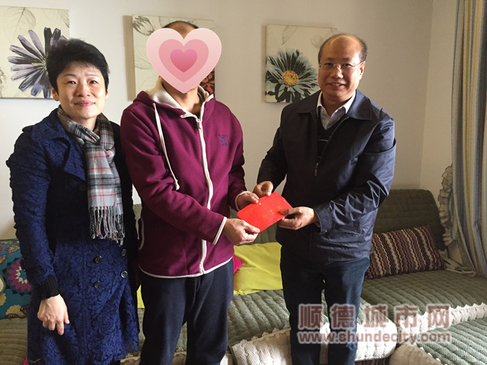 1-2017年春暖慰問【區總梁雄釗主席（右一）入戶慰問公安系統困難職工】_副本.jpg