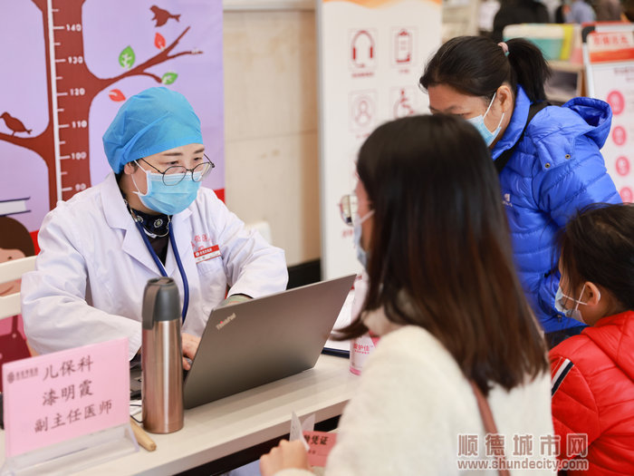 漆明霞主任在為前來問診的孩子與家長提供專業(yè)指導(dǎo).jpg