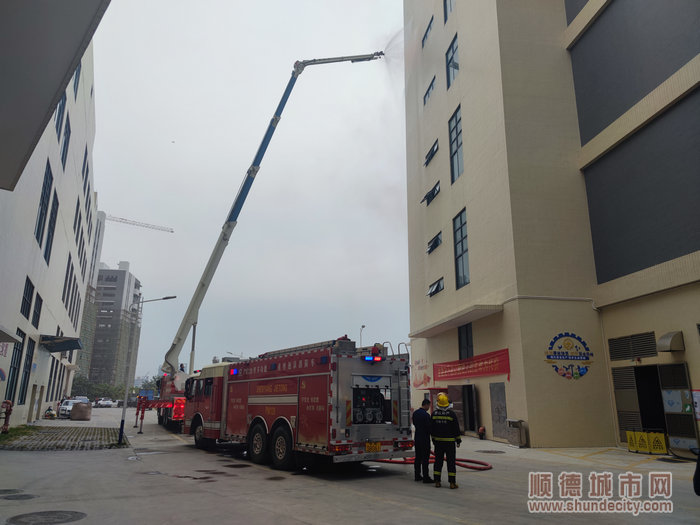 消防車正對(duì)起火樓層展開大面積噴灌滅火行動(dòng).jpg