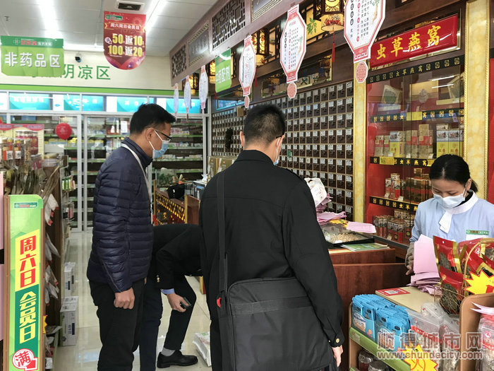 龍江市監(jiān)所檢查藥店的防疫措施是否到位。.jpg