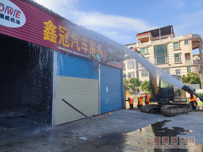 本次行動(dòng)整治共拆除涉河違建構(gòu)筑物1000平米，出動(dòng)執(zhí)法人員和施工人員50人次，出動(dòng)挖掘機(jī)2臺(tái)，灑水車2臺(tái)，渣土運(yùn)輸車1臺(tái).jpg