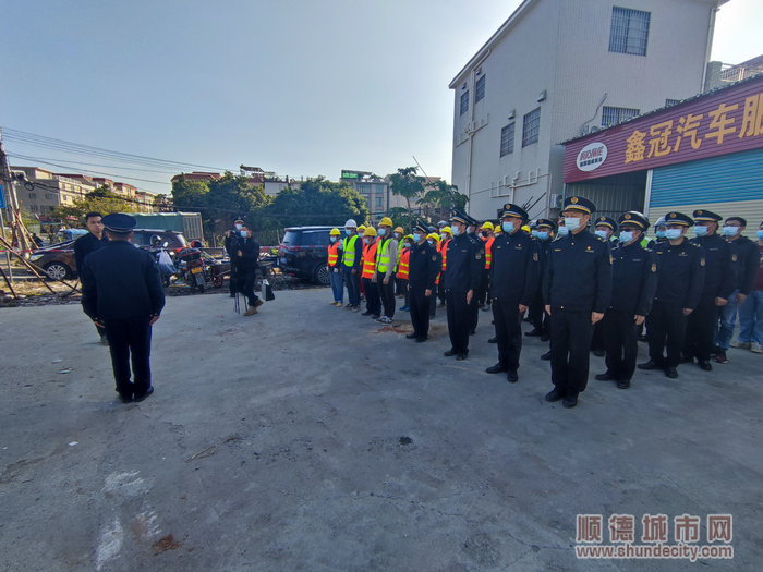 大良街道綜合行政執(zhí)法辦牽頭，聯(lián)合城建辦，河長辦，農(nóng)業(yè)農(nóng)村辦，交警公安，逢沙村委會(huì)等多部門開展對(duì)逢沙會(huì)龍涌、石牌涌河道沿岸違建構(gòu)筑物專項(xiàng)整治行動(dòng)。.jpg