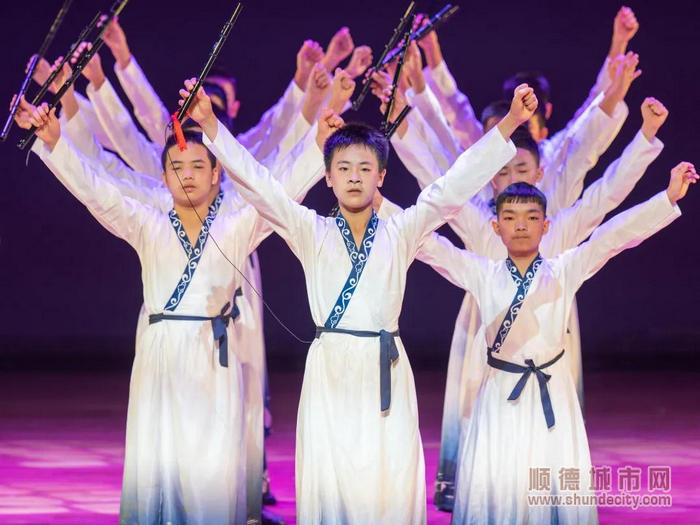 如今，長笛已經(jīng)成為紅旗中學(xué)最多學(xué)生在學(xué)習(xí)的樂器之一.jpg