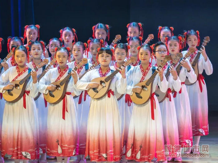 紅旗中學(xué)的節(jié)目《彩虹追月》在“迎冬奧倒計(jì)時(shí)30天”云端管樂新年音樂會(huì)備受好評(píng).jpg