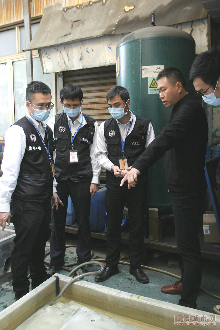執(zhí)法人員仔細(xì)檢查。.JPG