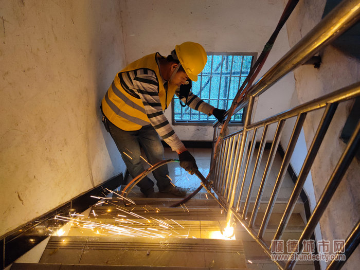 本次行動因場地狹窄，施工隊員使用高溫火槍對樓梯進行切割處理.jpg