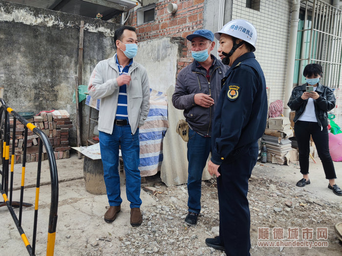 倫街街道綜合行政執法辦公室，聯合街道治水辦，村居治水工作組，對常教居委會，倫教大涌段涉水違建開展清岸行動。.jpg