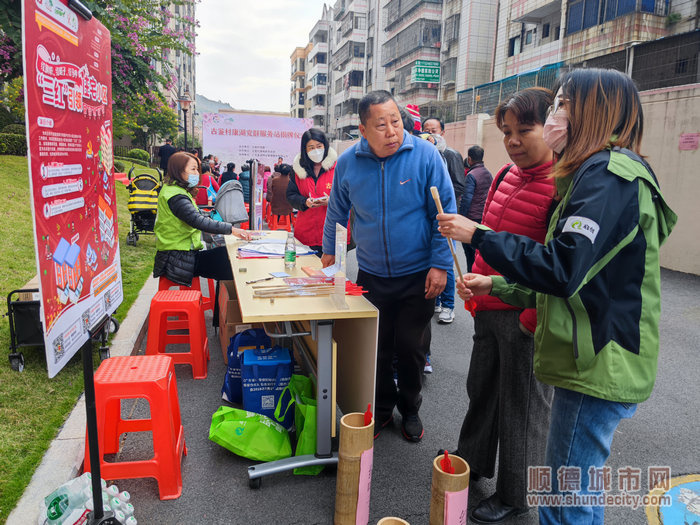 通過形式多樣、內容豐富的小游戲，小區居民迅速了解黨群引領的內涵，體會黨委“為民辦實事”.jpg