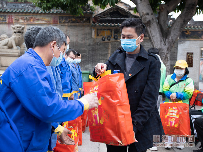 大良團工委常務副書記向轄區一線環衛工人致以新春的祝福與感謝，并送上油米面、冬菇等新春物資.jpg