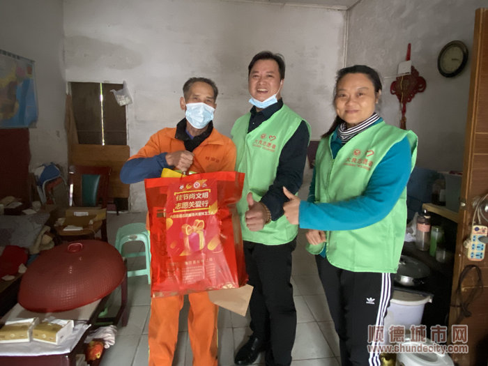志愿者們還深入2戶困難環衛工人家中進行慰問走訪，詢問他們生活情況、解決她們生活難題。.jpg