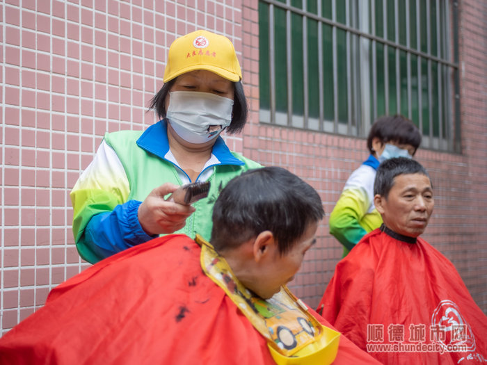 “廣東好人”曾建蘭還動手為錢伯一家人進行義剪，讓她們感受大良志愿者的關愛.jpg