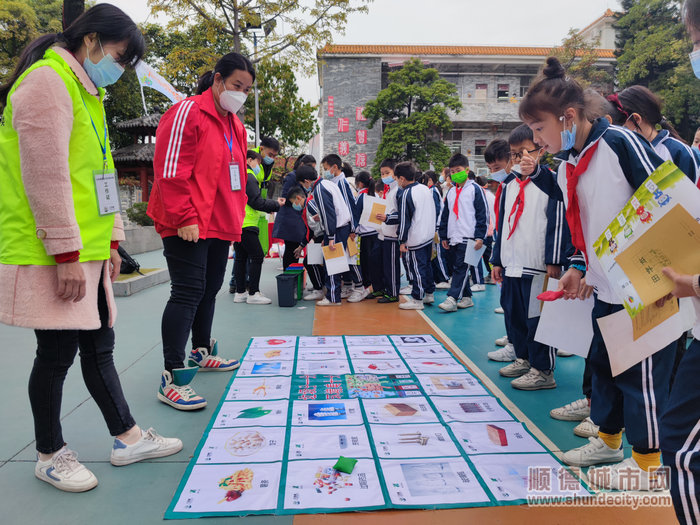 活動現場還設置了豐富的小游戲供同學們游玩，在寓教于樂中教會同學們垃圾分類.jpg
