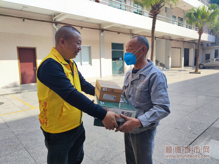 ”他們辛苦了一年，這些心意能讓他們開心一點(diǎn)，我就很滿意了“冷和初說道.jpg