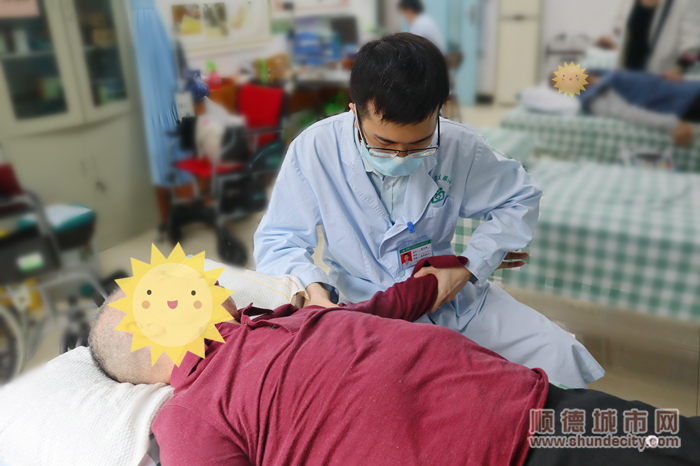 基層醫生正在給卒中患者進行康復理療.jpg