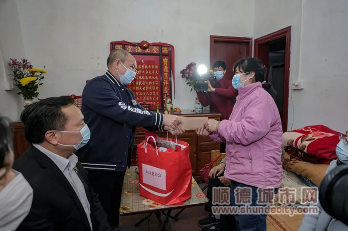 陳錦祥會長為困難優撫對象送上慰問品和慰問金_副本.jpg