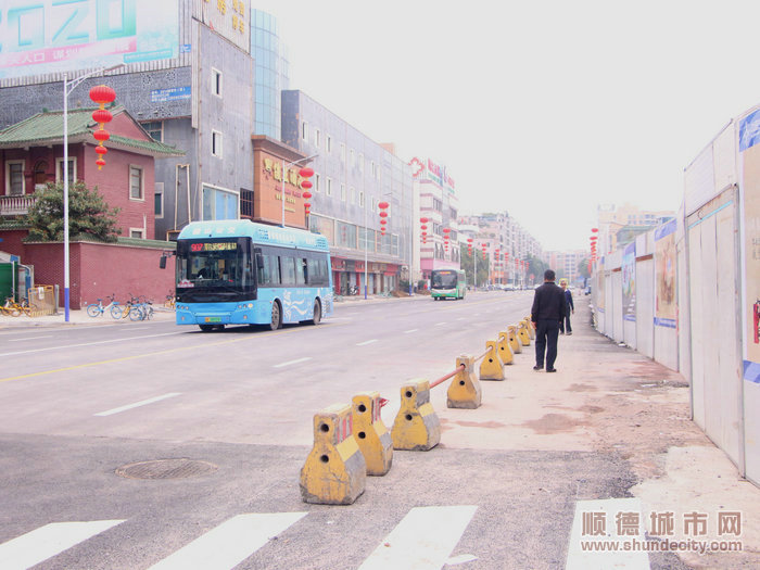 010新通車的文秀路（鳳山中路-縣東路段）已設置了非機動車道。.JPG