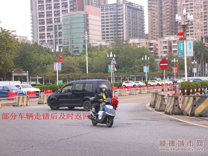 005部分車輛根據以前習慣錯入單行道，及時返回。.JPG