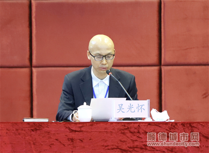 2.吳光懷總會計師匯報2021年度醫院財務預算執行情況.jpg