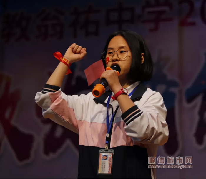 九年義務(wù)教育為學(xué)生成長(zhǎng)、成才打下堅(jiān)實(shí)的基礎(chǔ).png