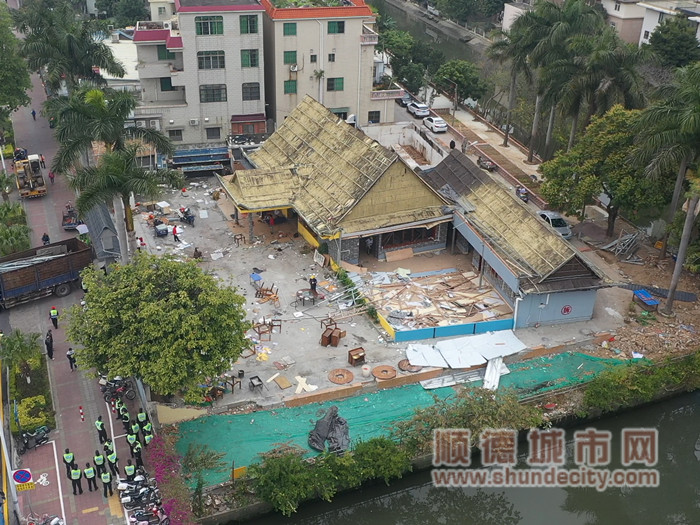 大良街道新桂南路33號(hào)地塊（椰園私房菜）違法建（構(gòu)）筑物實(shí)施強(qiáng)制拆除。.jpg