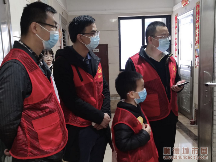 西山上筑消防安全志愿服務(wù)隊(duì)通過(guò)上門(mén)走訪規(guī)勸的方式讓小區(qū)居民自覺(jué)整改消防安全隱患.png