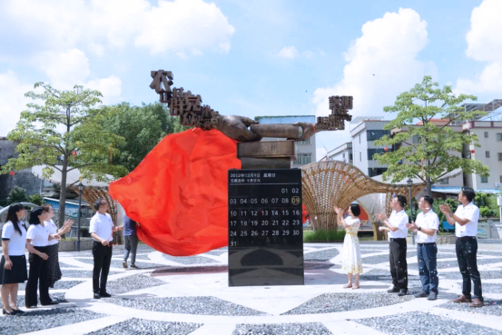 圖1：雕塑藝術品《傳承》.png