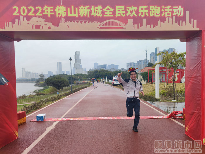 活動參與者沖過線，驕傲的豎起大拇指.jpg