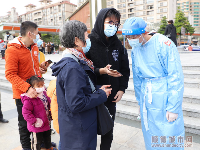 志愿者正在查看市民粵康碼、行程碼.jpg