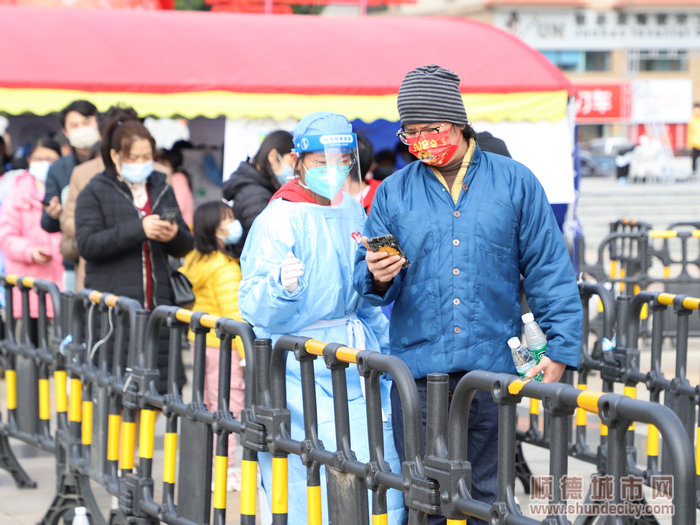 志愿者正細心的講解如何填寫申報核酸檢測信息.jpg