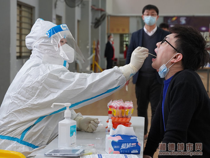碧桂園總部核酸采樣點為返佛人員進行核酸檢測采樣.jpg