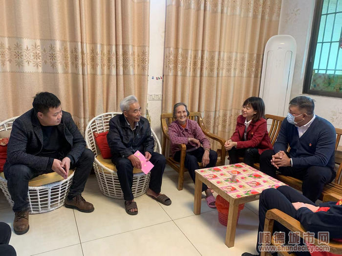 梁洪聯和林順女經常會給大家講他們年輕時候的故事.jpg